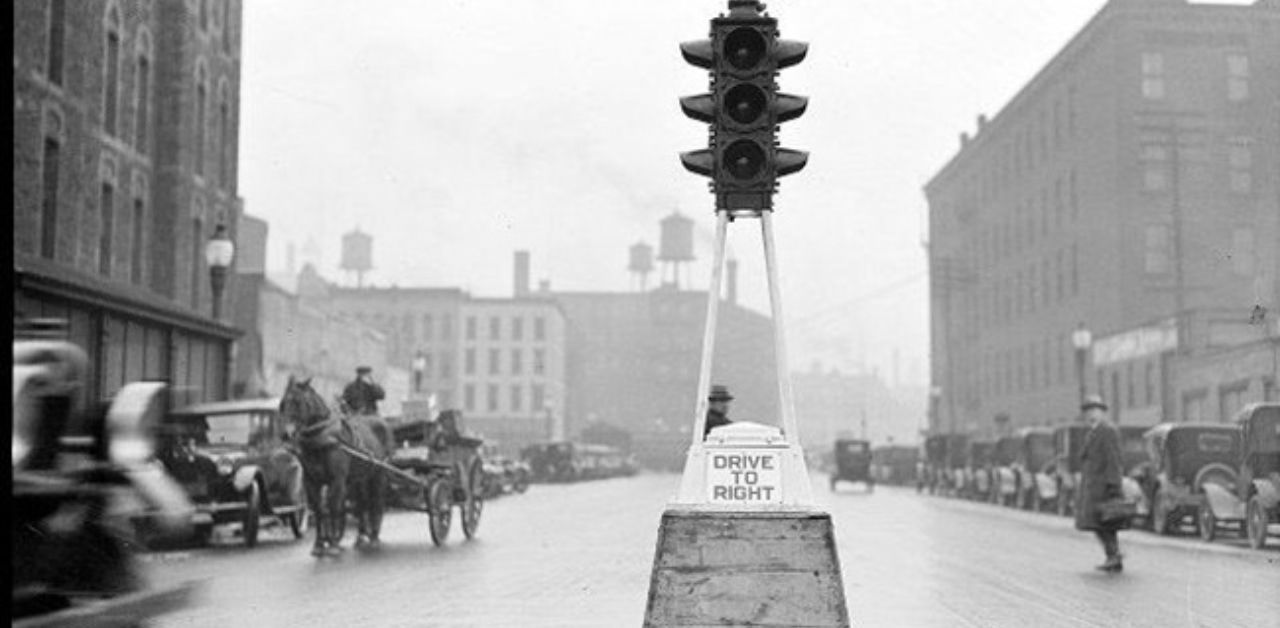 when was the first electric traffic light invented